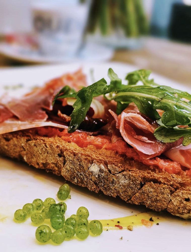 Bocadillo de salami y provolone con rúcula