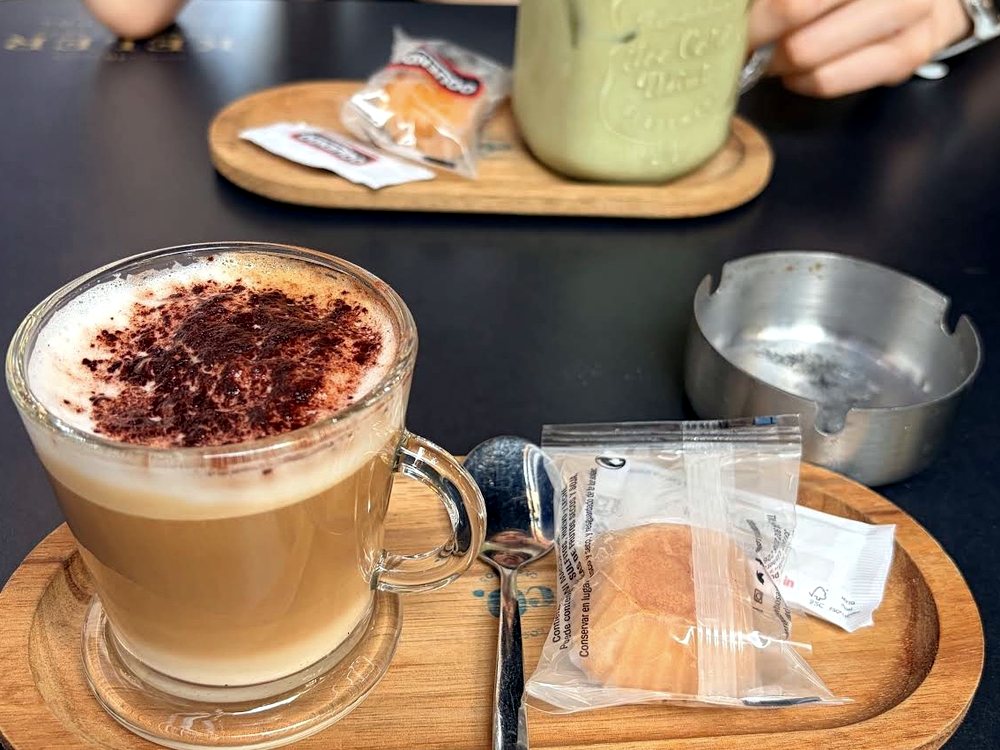 Café con cacao y matcha latte servidos en tabuleiro de madera