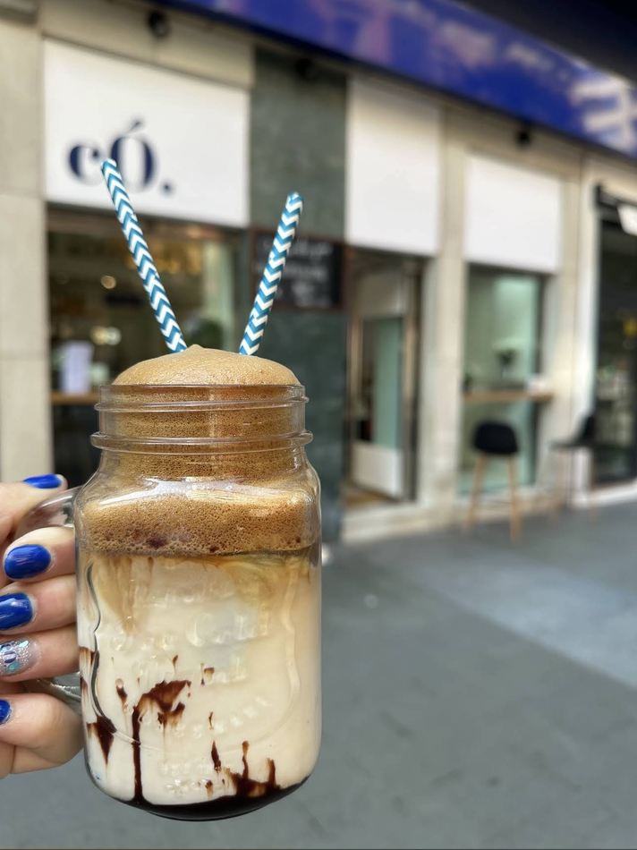 Matcha latte helado en tarro de cristal