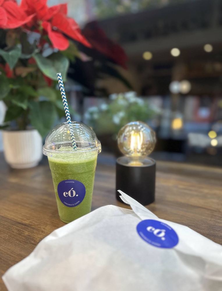 Matcha latte helado y café con leche sobre la mesa