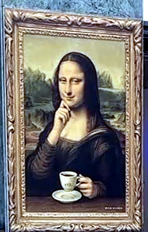 El cuadro de la Mona Lisa con una taza de café en la fachada de có.