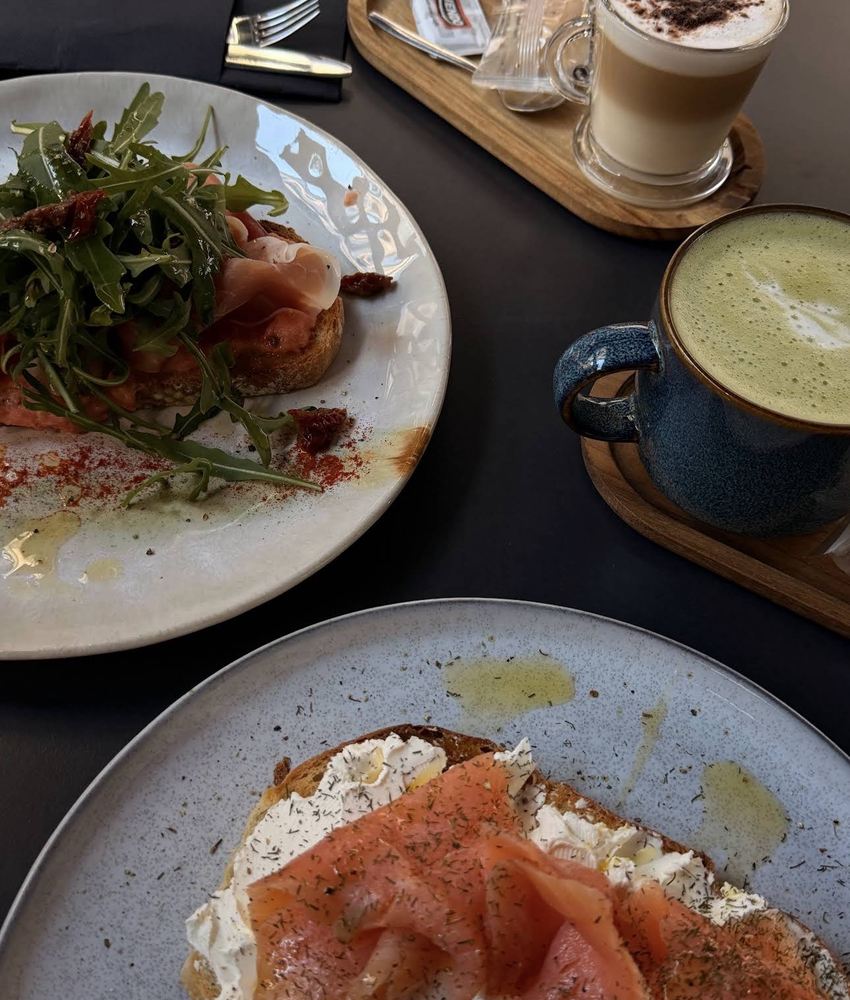 Tosta de rúcula con salmón y matcha latte