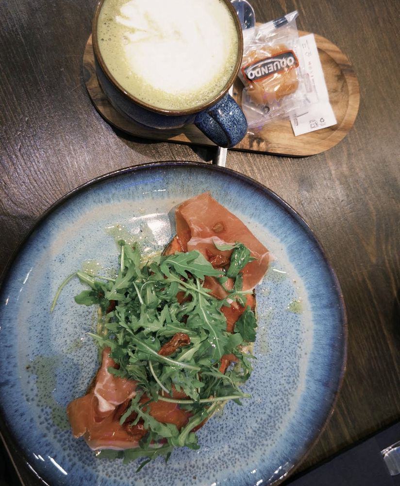 Plato de salmón ahumado con rúcula y alcaparras