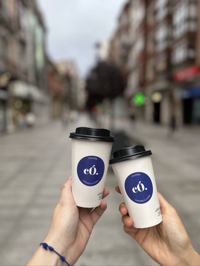 Dos cafés para llevar con el vaso de có., en la calle Langreo