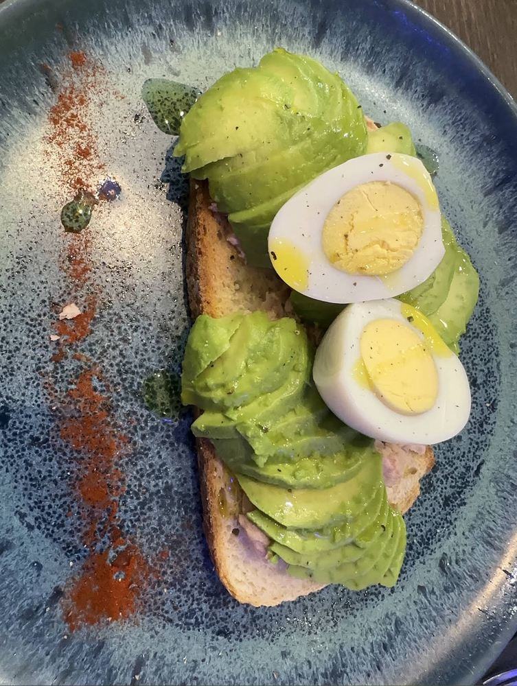 Tosta de aguacate con huevo cocido y aceite de oliva