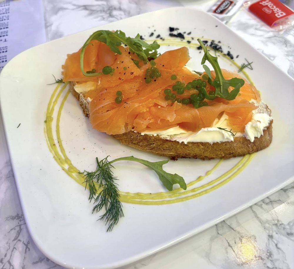 Tosta de salmón ahumado con queso crema y eneldo