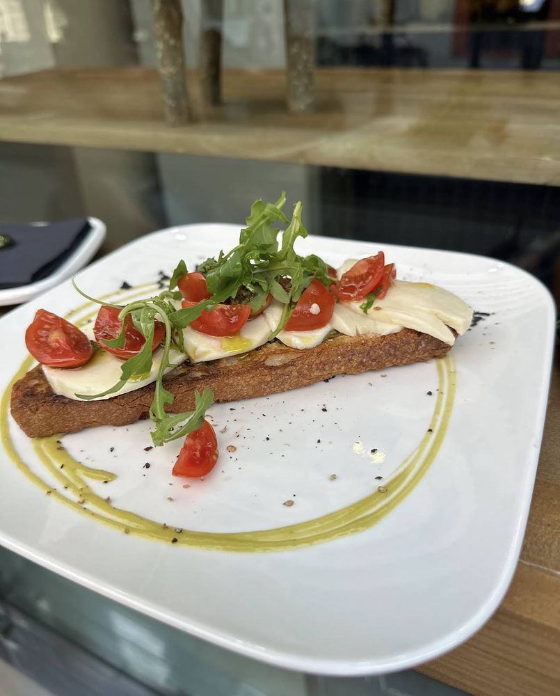 Tosta de tomate cherry con mozzarella y pesto