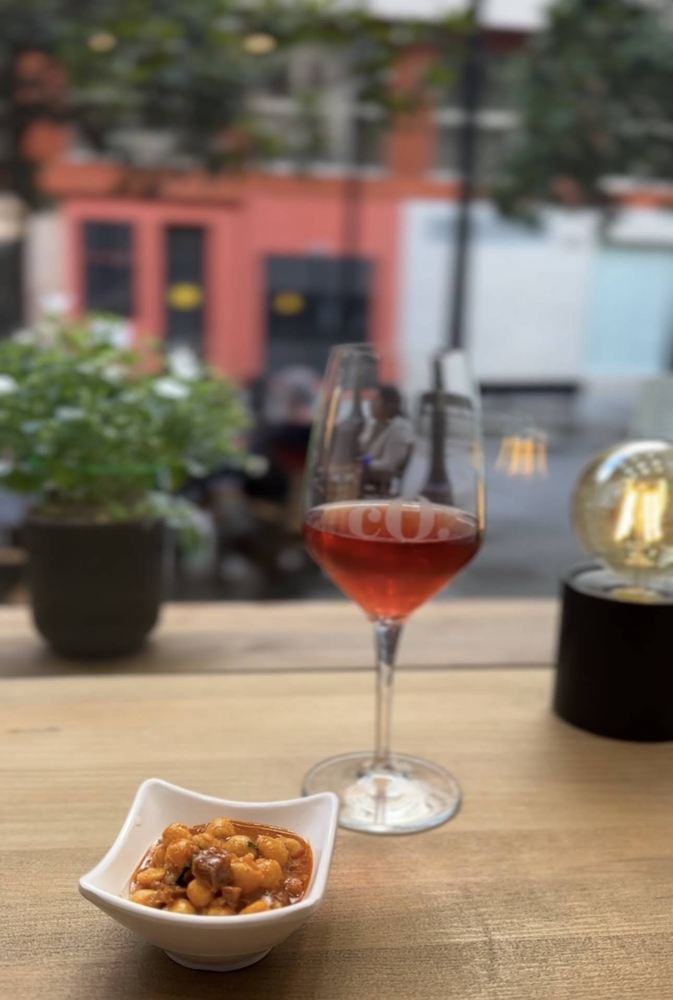 Vermú servido en copa junto a la ventana de có.